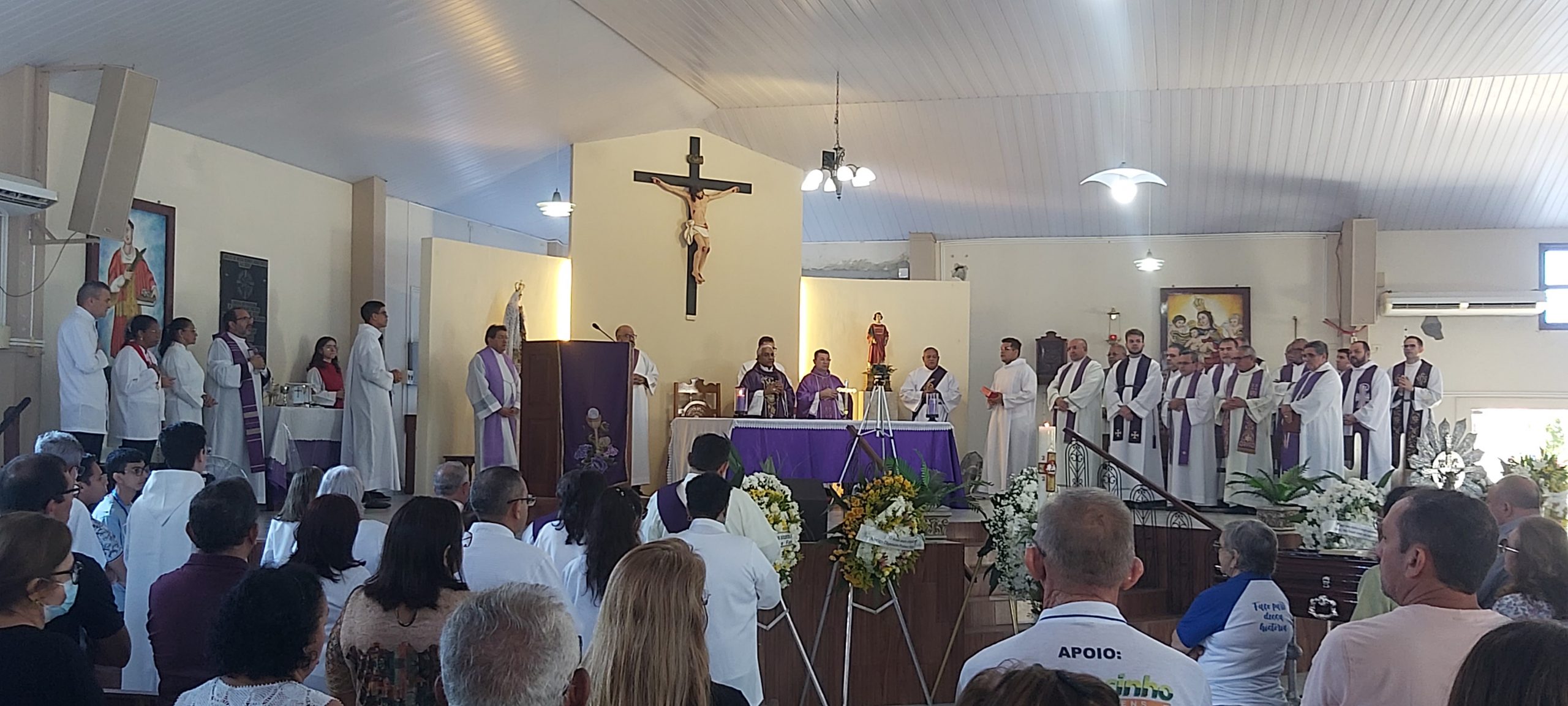 (Missa de Corpo Presente realizada pelo Bispo Diocesano Dom Antônio)