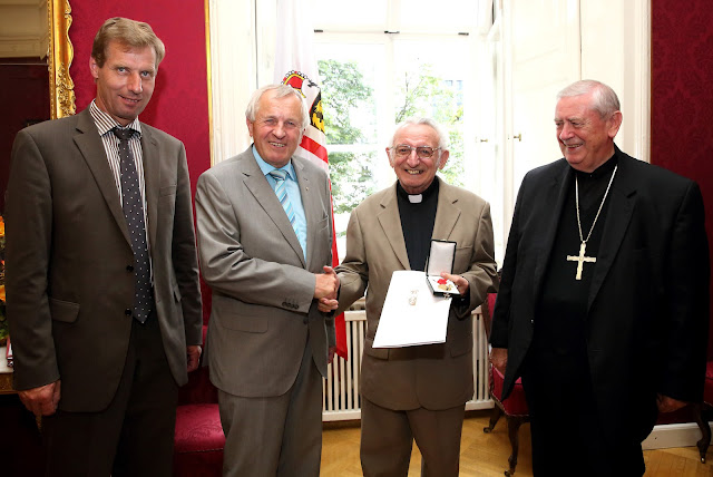 Blog CRN - Padre Edmund Kagerer recebendo medalha na Áustria
