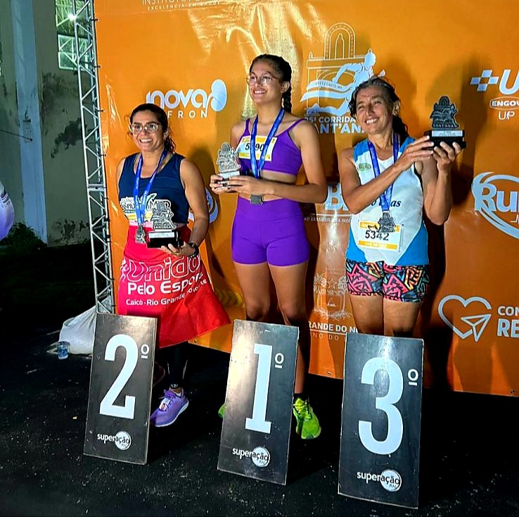 (Imagem: Nildinha segurando troféu de 3° Lugar na modalidade feminina - 5km -da Corrida de Sant'Ana no mês passado)