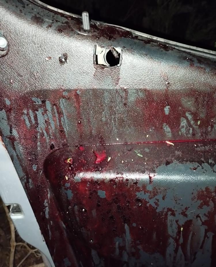 Marcas de sangue do lado de dentro da porta do motorista da Van