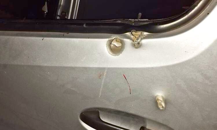 Marcas de bala do lado de fora da porta do motorista da Vanta